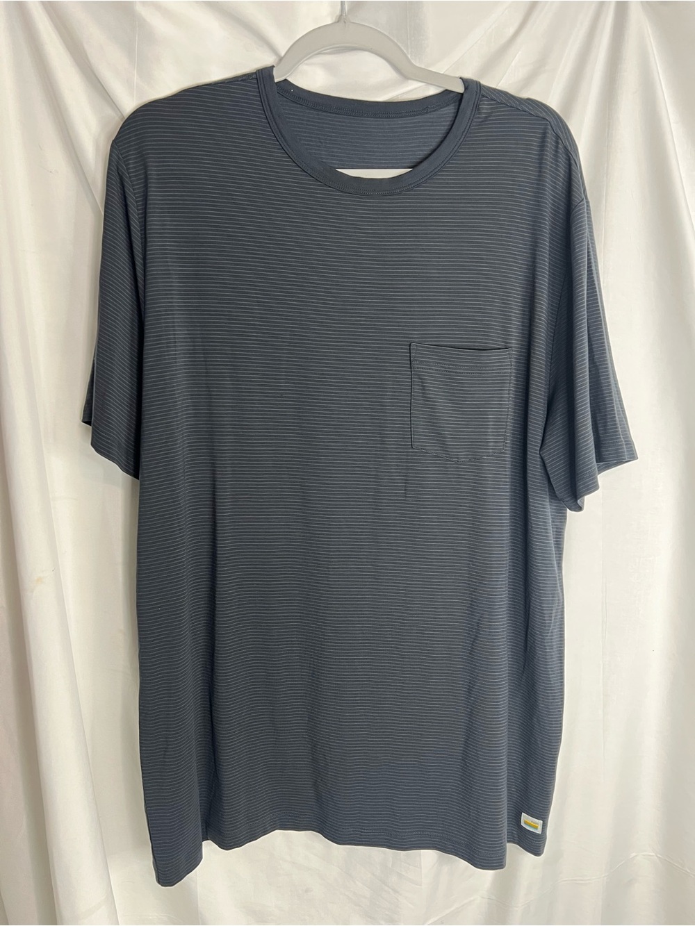 Vuori Men's Short-Sleeve Pocket Tee in Slate